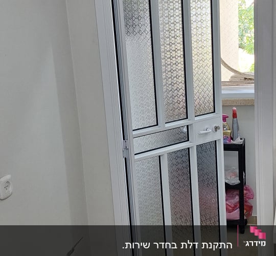 דלת אלומיניום עם זכוכית דקורטיבית
